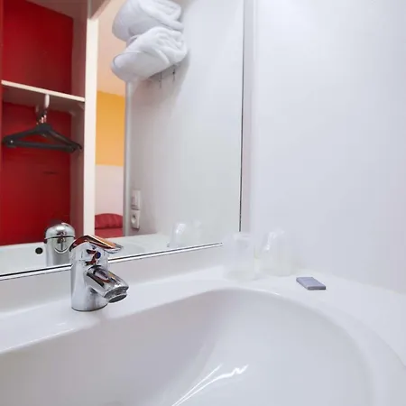 Premiere Classe Cherbourg - * טורלביל