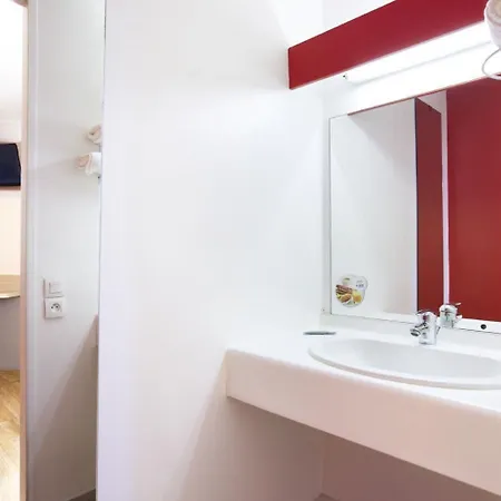 Premiere Classe Cherbourg - * טורלביל