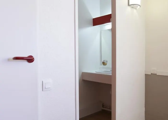 Premiere Classe Cherbourg - فندق تولافييل