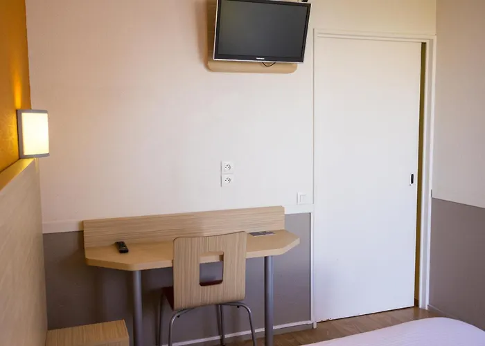 Premiere Classe Cherbourg - فندق تولافييل