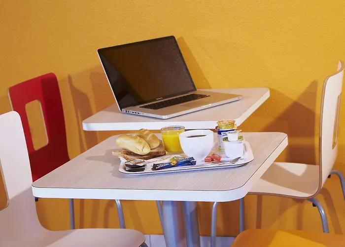 Premiere Classe Cherbourg - * تولافييل