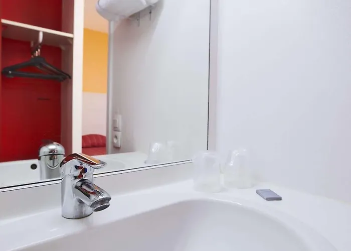 Premiere Classe Cherbourg - * تولافييل