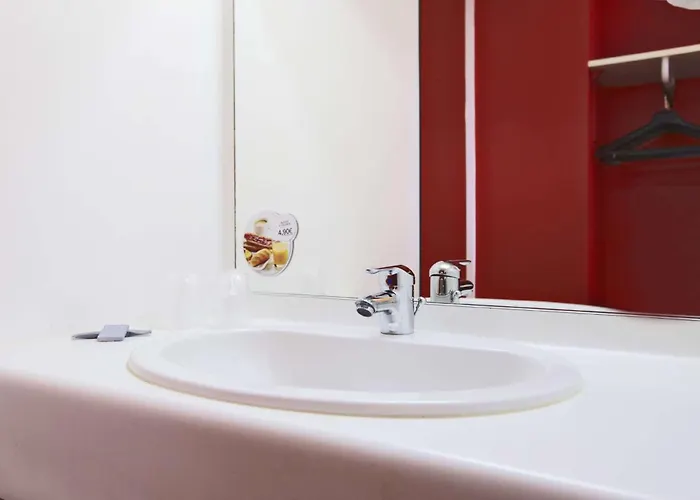 Premiere Classe Cherbourg - فندق تولافييل