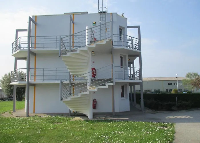 Premiere Classe Cherbourg - تولافييل